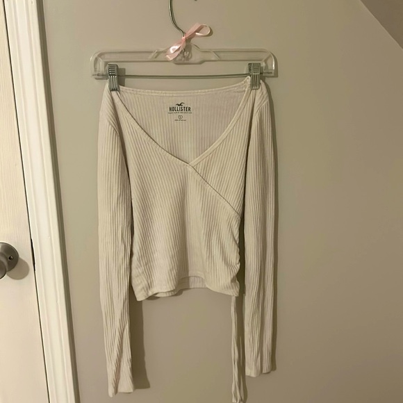Hollister must have white long sleeve - Picture 1 of 4